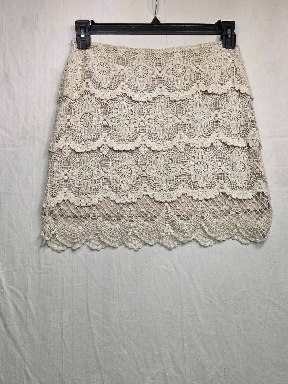 Jennifer Lopez Cream Crochet Tiered Mini Skirt. Size XS.